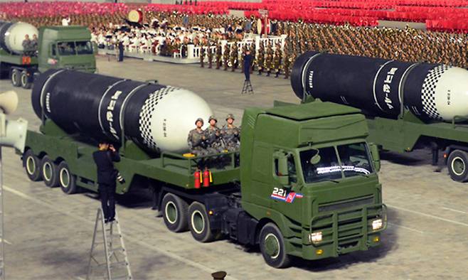 북한이 지난해 10월 10일 노동당 창건 75주년 기념 열병식에서 처음 공개한 신형 SLBM ‘북극성-4형’. 기존 SLBM보다 규모가 커지고 동체는 경량화된 것으로 보인다