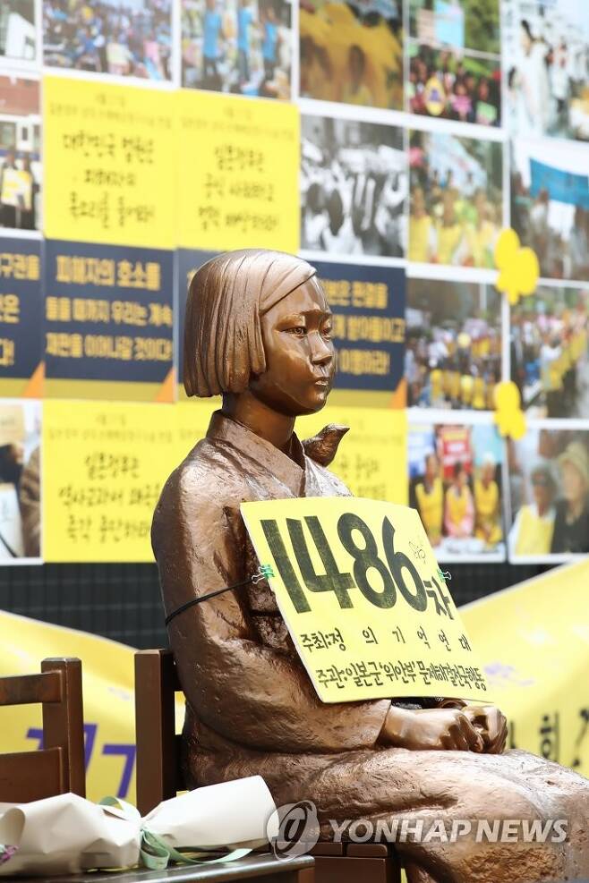 오늘도 자리 지키는 소녀상 (서울=연합뉴스) 진연수 기자 = 7일 오후 서울 종로구 옛 일본대사관 앞에서 열린 제1486차 일본군성노예제 문제해결을 위한 정기 수요시위에서 소녀상이 자리를 지키고 있다.