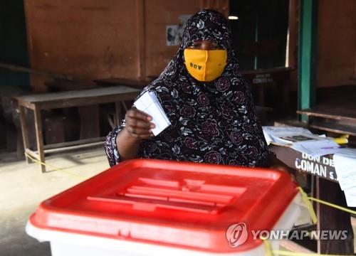 11일 베냉 코토누에서 한 유권자가 투표하고 있다. [AFP=연합뉴스]