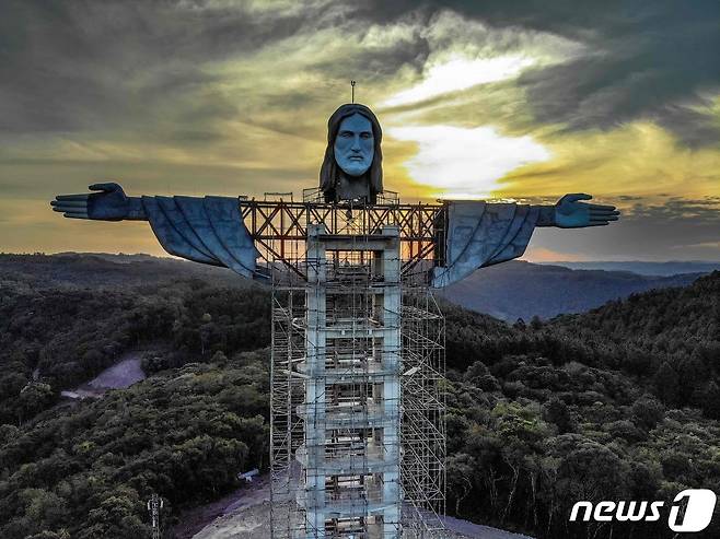 지난 9일 브라질 리우에 있는 예수상보다 더 큰 엔칸타도 예수상이 윤곽을 드러냈다. © AFP=뉴스1 © News1 박형기 기자