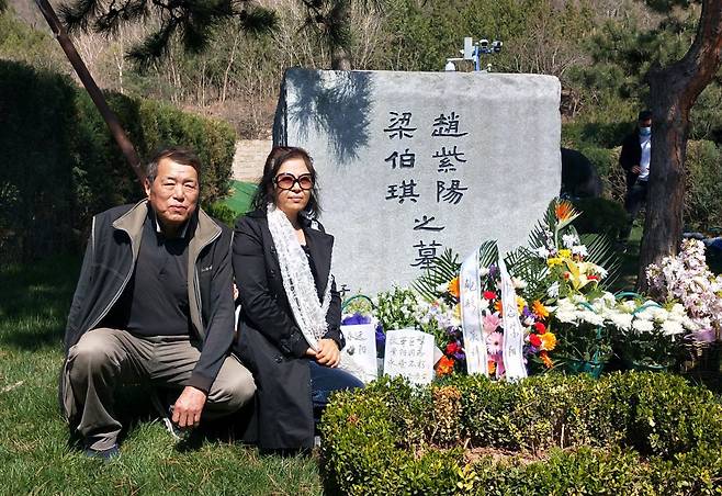 청명을 맞아 베이징 서북쪽 외곽 톈서우위안 공원묘지에 있는 자오쯔양의 부부 합장묘를 찾은 그의 자녀들이 기념사진을 찍었다. 비석 뒤로 참배객을 감시하는 카메라가 보인다. /트위터 캡처