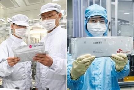 LG에너지솔루션(옛 LG화학·왼쪽)과 SK이노베이션 연구원들이 자사의 배터리 셀을 들어 보이고 있다. 각사 제공