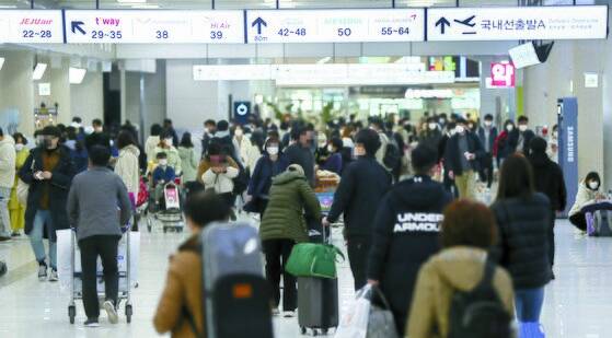 지난해 제주도를 찾은 한국인 관광객의 평균 체류일은 4.17일에 달했다. 지난 2월 제주공항 국내선 출발 대합실의 풍경. 연합뉴스