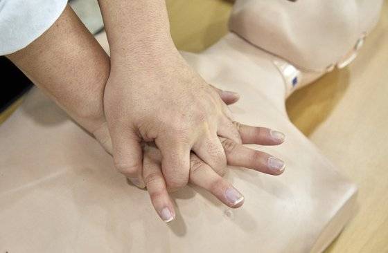 심폐소생술을 할 때는 깍지를 긴 두 손의 손바닥을 가슴 정중앙에 대고 5cm 깊이로 눌러줘야 한다.