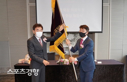 5대 박예식(왼쪽) 회장에게 협회기를 넘겨받는 임기주 회장. 한국대중골프장협회 제공