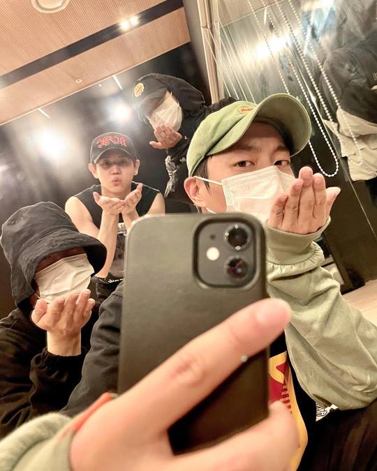Group Highlight Yoon Doo-joon has released group photos with Son Dong-woon, Yang Yo-seob and Lee Gi-kwang.On the 12th, Yoon Doo-joon posted a picture on his instagram with an article entitled Lets fight!All the members in the photo are wearing hats and gathering in front of the mirror to take selfies.All four people spread their hands with their mouths and took them to their mouths, and the netizens speculated that they were not the Comback Sport Club do Recipeiler.The netizens responded to expectations such as I love you guys ~ I do not think this is the title of the new song ~ ~, This is the perfect Sport Club do Recipe ..., It is all covered with hair ...Highlight, which has a vacancy due to the members military service, will greet the original OTT Waves original web entertainment Highlight in Reversal (produced SM C&C STUDIO and wave) which will be unveiled for the first time on the morning of the 16th.Highlight, which is scheduled to come back in early May, is busy preparing for a new album.Photo Yoon Doo-joon SNS