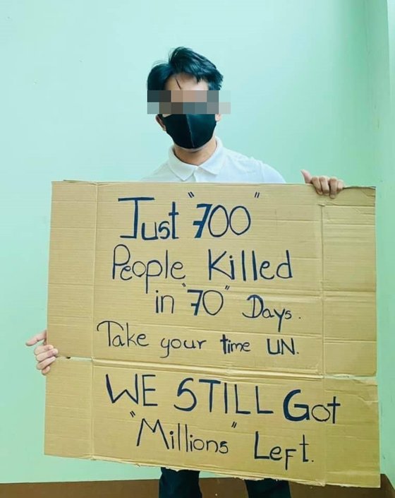 한 미얀마 청년이 "70일 동안 700명 밖에 죽지 않았다. 유엔은 천천히 하라. 우린 여전히 수백만명의 (죽을 수도 있는 사람이) 남아있다"는 문구를 적은 피켓을 들고 있다. 이 사진은 현지 SNS에 빠르게 퍼지고 있다.[SNS 갈무리]