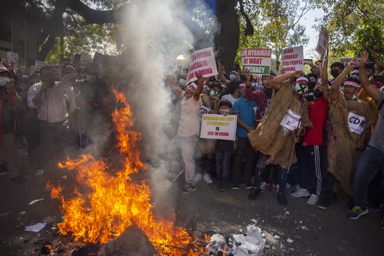 지난 3월 인도 국경으로 도망친 미얀마인들이 시진핑 중국 국가주석의 사진을 불태우며 중국에 대한 분노를 표출하고 있다. [AP=연합뉴스]