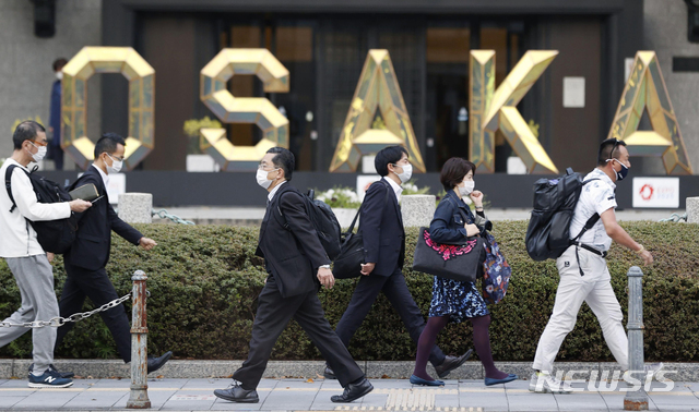 [오사카=AP/뉴시스]4월5일 일본 오사카에서 코로나19 확산을 막기 위해 마스크를 쓴 사람들이 길을 걸어가고 있다. 2021.04.05.