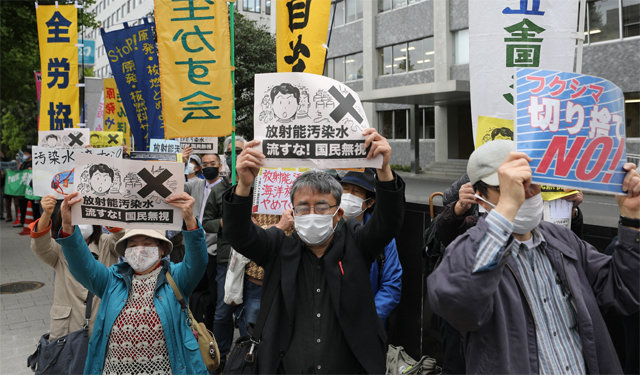 일본 정부가 후쿠시마 원전 방사능 오염수를 바다에 방출하기로 결정한 13일 도쿄에서 항의 집회가 열렸다. 시민들이 든 팻말에 ‘방사능 오염수’라는 글자와 함께 ×표가 그려져 있다. 도쿄=신화통신
