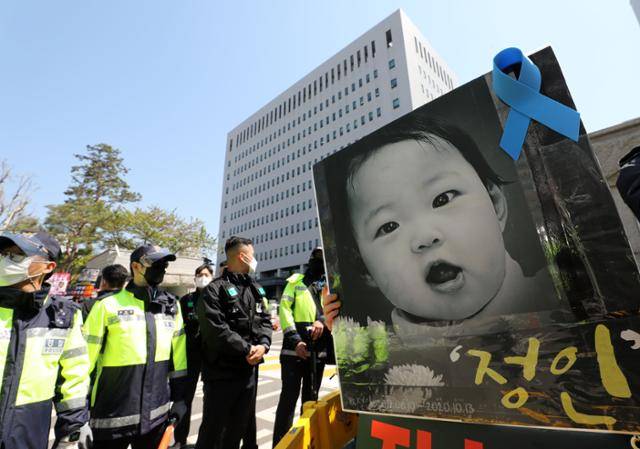 '정인이 사건(생후 16개월 입양아 학대사망 사건)' 양부모의 결심공판이 열린 14일 오후 서울 양천구 서울남부지방법원 입구에서 시민들이 양모가 탑승한 것으로 보이는 호송차를 향해 손피켓을 들고 항의하고 있다. 뉴시스