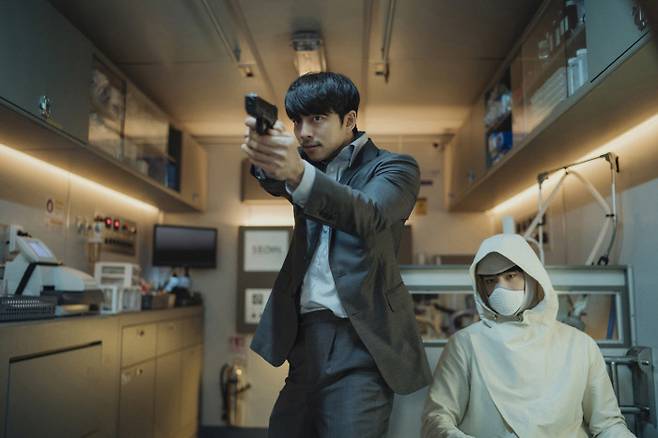 영화 <서복>은 한국 영화 최초로 15일 극장과 OTT서비스 티빙에서 동시 개봉한다. CJ ENM 제공