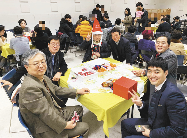 2019년 12월 교회 통선위 주일 모임에서 성도들이 교제를 나누고 있다. 남서울은혜교회 제공