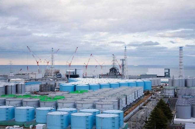 일본 정부는 13일 오전 도쿄 총리관저에서 관계장관회의를 열고 후쿠시마 제1원전 사고로 발생한 다량의 방사성 물질 오염수를 바다에 배출하기로 결정했다. 사진은 후쿠시마 제1원전 부지 안에 보관돼있는 오염수 탱크. 연합뉴스