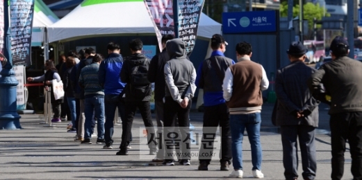 코로나19 ‘4차 유행’이 가시화된 가운데 14일 서울역 광장에 마련된 중구 임시선별진료소에서 시민들이 검체검사 순서를 기다리고 있다. 2021. 4. 14. 박윤슬 기자 seul@seoul.co.kr