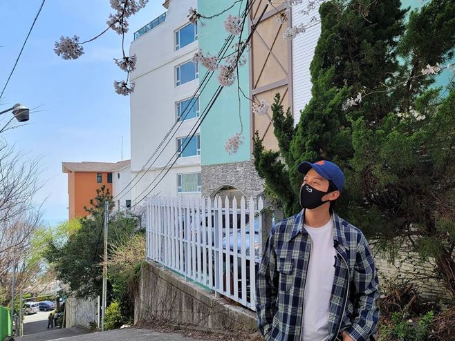 Comedian Heo Kyung-hwan told the recent news of Mother, See the Flowers!Today (14th) Heo Kyung-hwan posted a picture on his SNS channel with an article entitled Heavenly and cherry blossoms are very good weather.In the open photo, Heo Kyung-hwan caught the eye with a casual costume and a hat.In particular, Heo Kyung-hwan shot a womans heart with a handsome visual that was not covered even if she was wearing a mask to match her handsome Comedian title.Heo Kyung-hwan is actively performing on KBS2 Shin Sang-Suns Best Story.