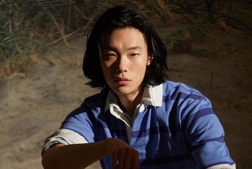 Actor Ryu Jun-yeol has emanated a unique aura.On the 14th, Ryu Jun-yeols agency C-JeS Entertainment official Instagram posted several pictures along with the phrase We love the quasi-food.In the photo, Ryu Jun-yeol is wearing various costumes and perfecting the style. The charisma felt in long hair and chic eyes attracted peoples attention.In particular, Ryu Jun-yeol was impressed with the stylish and perfect ratio with a slim glamorous look on the model.Meanwhile, Ryu Jun-yeol chose JTBCs new drama No Longer Human as his next film.No Longer Human tells the story of ordinary people who have been doing their best to the light, realizing that they have not been anything at the middle of the downhill of life.