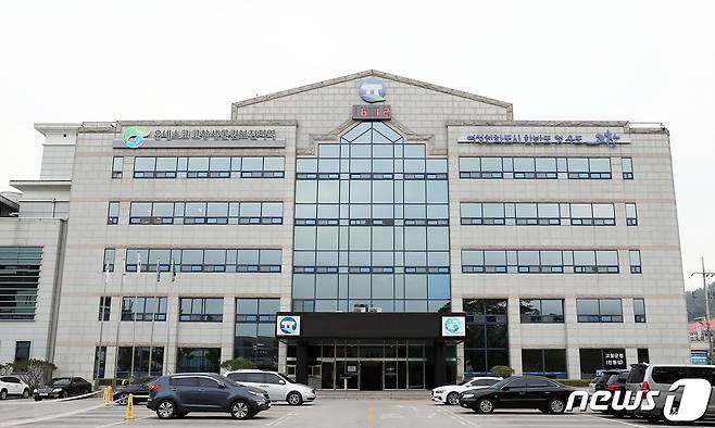 (고창=뉴스1) 박제철 기자 = 전북 고창군이 코로나19로 어려움을 겪고 있는 소상공인을 위해 정부에서 지급하는 ‘버팀목자금 플러스’ 접수를 받고 있다. 고창군청사 전경 © 뉴스1