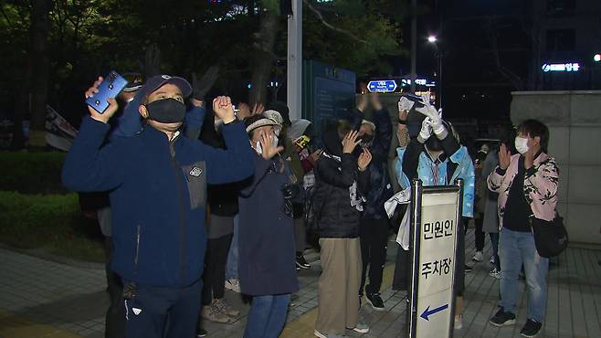 어제(14일) 서울남부지법에서 열린 정인이 양부모에 대한 결심공판에서 검찰이 양모에게 사형을 구형하자, 환호하는 시민들.