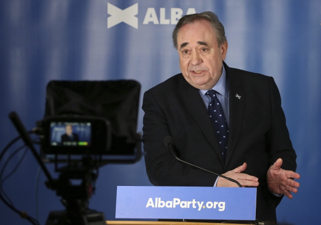 알렉스 샐먼드 알바당 당수가 지난 5일 영국 스코틀랜드의 한 호텔에서 스코틀랜드의 분리독립 방안에 대해 설명하고 있다. 그는 자치수반 당시 스코틀랜드 분리를 묻는 국민투표를 주도했다. AP뉴시스