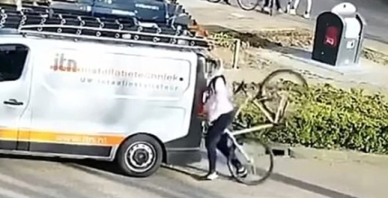 자전거를 탄 채로 스마트폰을 보다 승합차에 부딪힌 남성. / 사진=페이스북 캡처