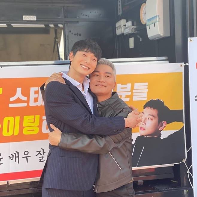 Singer and actor Jeong Jinwoon has released his latest news.On April 15, Jeong Jinwoon wrote on his Instagram account, The film #Brother (Gase) is always ample and entertaining!!#Jo Jae-yoon #Byun Jung-soo prepared Coffee or Tea and # Mystic Story Coffee or Tea.And our #Mom and Uncles rice tea, which is worried about Bob, has been so powerful. I want to say hello after the filming!# Shin Geun-ho, director and posted several photos.In the open photo, Jinwoon poses affectionately with Jo Jae-yoon and Byun Jung-soo. The warm atmosphere of the filming scene catches the eye.The netizens who watched the photos responded Ill look forward to the movie, I like to see it and I am handsome.Jeong Jinwoon, who made his debut with 2AM single album Insong in 2008, is continuing his active activities by going to singer and actor.Jinwoon, who was discharged last October, is in public relationship with singer and actor Kyungri from Nine Muses.