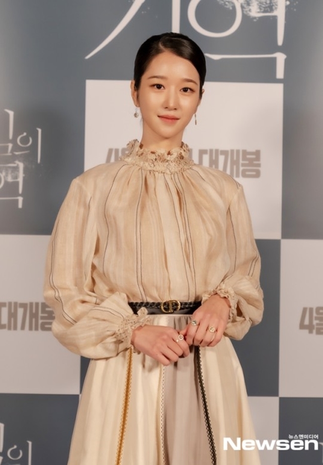 Actor Seo Ye-ji, who became a hot potato in the entertainment industry due to a series of personal life revelations, was also at the center of Gaslighting suspicions.Actor Kim Jung-hyun, who revealed that he was a former lover, is mentioned as a victim of group TVXQ Jeong Yunho.On April 14, YouTube channel Lee Jin-ho posted a video titled The Night Watchmans Journal: Her Gaslighting.The video was reported from MBC Drama The Night Watchman shooting staffs in 2014.The main story is that Seo Ye-ji was Gaslighting against Jeong Yunho, who starred in Drama together at the time.Gaslighting refers to the clever manipulation of Ellen Burstyns psychology and situation, which makes the other party lose realism and judgment.This means the exercise of control over Ellen Burstyn and it is a social problem because it can be seen in dating violence.Lee Jin-ho said, The key to this controversy is Gaslighting and Gabjil (of Seo Ye-ji). During the filming of Drama, there was a rumor of Seo Ye-ji and Jeong Yunhos romance.I cant say they were lovers, just telling them about the scene.When I started shooting The Night Watchman, the atmosphere of the filming scene was very good, but Jeong Yunho was changing.He is a person who has been close to each other without distinction between men and women, but he has gradually lost his communication and lost his words. According to Lee Jin-hos explanation, at the time, Jeong Yunho closed his eyes and suddenly left his arms behind while undergoing makeup modifications, asking Staff to finish quickly or do not touch his face as much as possible.I told Staff to do not touch my body to correct the costume. Seo Ye-ji Staffs were also difficult to talk to other staffs.Because Seo Ye-ji was extremely disliked for his staff to hang out with other staff.The suspicion of Gaslighting by Seo Ye-ji has erupted as the MBC Drama Time controversy, which Kim Jung-hyun dropped out of the middle of 2018, recently came back to the surface.One of the reasons why Kim Jung-hyun, who was in controversy over his attitude at the time, got off Drama was Seo Ye-ji, who showed typical Gaslighting harms such as directing Kim Jung-hyun to modify the script with his opponent Actor and not communicating with staff.The Seo Ye-ji side dismissed the allegations as a common love fight through the official position, but the controversy did not end.Many suspicions such as school violence (academic abuse), forgery of education, and staff ganging have continued, and have become hot potatoes in the entertainment industry.In the situation where the past history is revealed, the suspicion of Jeong Yunho Gaslighting is added, and the image is quickly being lost.The suspicions were not resolved in the explanation of Seo Ye-ji, and the AD system quickly turned away and turned away.With everyone drawing the line, it is noteworthy what card Seo Ye-ji will offer.