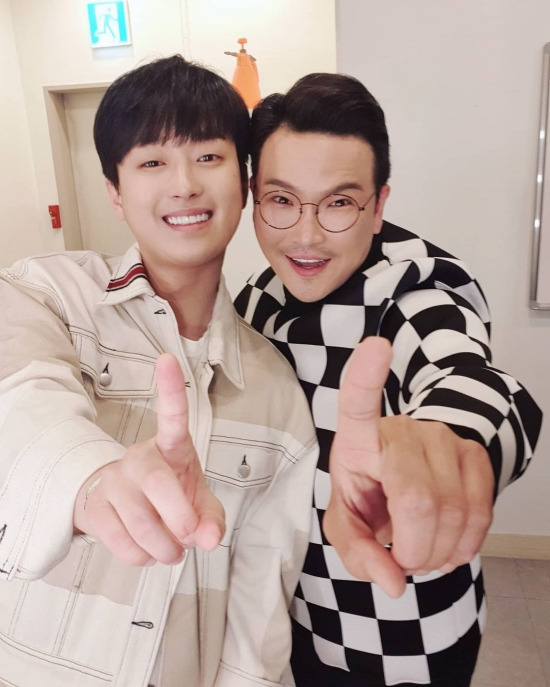 MC Dingdong, Lee Chan-wons friendship draws Eye-catchingOn the 15th MC Dingdong Instagram, Philosopher, a polite song! A speaker who speaks to sweat on his tongue!Together Dingdong ~ MC Dingdong MC Dingdong MC Dingdong MC Dingdong Happy Company MC Dingdong Happy Company Representative # Event Shin # Yoo Jae Suk # .MC Dingdong in the photo is posing youthful with Lee Chan-won.The warm friendship of the two attracted the attention of netizens.MC Dingdong is a top eventMC and is active in various fields.Lee Chan-won has also been active in advertising and entertainment since the election of Mr. Trott.