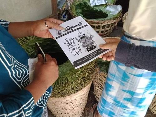 반군부 유인물 '몰로토프'를 시민들에게 나눠주는 모습. [미얀마 나우 캡처. 재판매 및 DB 금지]
