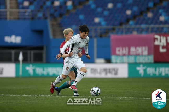 경남 황일수(앞). 제공 | 한국프로축구연맹