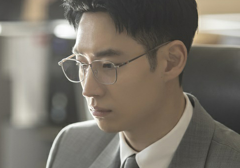 Lee Je-hoon, the first-half episode of SBSs The Good Detective, steals his attention with a warm-hearted fixed-term teacher visual with a spoonful of charm.Steel, whose SBS gilt-topped drama, Lamar Jackson The Good Detective, followed by Sorcerer-Stobrig-Penthouse2 and became a hot topic on SBS, contains a periodical teacher visual by Lee Je-hoon (played by Kim do-gi), who calls for forced transfer before the broadcast three times on the 16th (Friday). The Series has been released.SBS The Good Detective is a Historic site multiplayer drama that completes revenge on behalf of the victim who is unhappy with the rainbow transportation of the Taxi company and the taxi article Kim do-gi (Lee Je-hoon), which is covered in the veil, Society where justice is missing, OK if one phone call.Park Jun-woo, who is optimized for the social accusation genre, is showing the essence of Korean Dark Heroes by catching megaphones.In the last broadcast, Kim do-gi and Rainbow DarkHeroes had a thrilling catharsis in the anbang theater as a sida move to tackle the slave case of the salted fish factory.In particular, Kim do-gi finished his first exciting run with a hot revenge that smashed the car of a police officer who was chasing his client, Kang Maria (Join), and paid back twice as much as Marias desperate salt for a group of salted fish factories that exploited labor and violated human rights.In this regard, Lee Je-hoon in the public Steel Series explosions a warm charm that induces students voluntary interviews with a neat suit fit and intellectual glasses.In the meantime, Lee Je-hoons eyes, which are staring at students, flow out of the eyes full of remorse, and the Taxi Hero will show again.At the same time, attention is also focused on the visuals of school uniforms by Pyo Ye-jin (played by An Go-eun) and Choi Hyun-wook (played by Park Seung-tae).The perfect uniform fit is eye-catching with the beauty of a fresh high school girl.Choi Hyun-wook, on the other hand, predicts the transformation of Iljin from his grasp to Iljin, which is a school with only a look of eye-catching Lee Je-hoon.If the rainbow DarkHeroes is going to go to school after the slave incident at the salted fish factory, please expect Lee Je-hoon and the school of DarkHeroes to educate the school to disturb the order and discipline of the school and torment the weak, SBSs production team of The Good Detective said.Meanwhile, the third episode of SBSs Lamar Jacksons The Good Detective will air today (16th) at 10 p.m. Photos provided =SBS