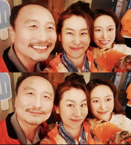 Actor Kim Na Yoon has boasted of his friendship with Jeon Hye-bin and Yeong-jae Song.On the 15th, Kim Na Yoon, Jeon Hye-bin and Yeong-jae Song were released on the official SNS channel of the theater company.Kim Na Yon, who is in the public photo, is showing a warm smile with a bright smile with Jeon Hye-bin and Yeong-jae Song, who are breathing smoke on KBS2 weekend drama OK Photo Sister.The three showed off their friendship by showing a cheerful atmosphere.On the other hand, Kim Na Yoon appears as a deceitful role for Korean people to prevent unification in the musical Music which opened on the 16th, and presents a special time to the public with his unique acting ability.He is currently proud of various acting spectrums and will continue to meet the public with various activities.