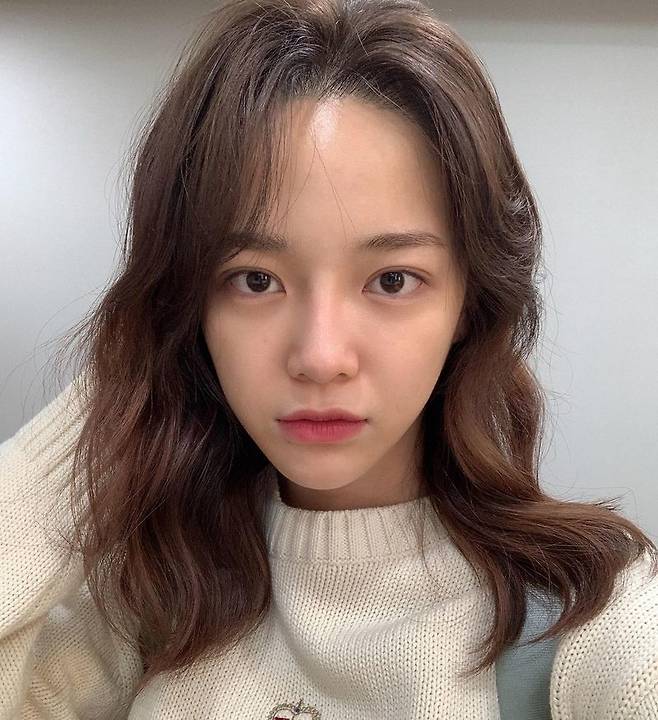 Singer and Actor Kim Se-jeong boasted a babyish mink visual.Kim Se-jeong posted four photos on his instagram on April 15 with the phrase Pa2 Pa2!! Caleb!Kim Se-jeong in the photo stares at the camera with no expression; Kim Se-jeong thrilled fans with cool eyes and sleek jawlines even on the face without a toilet.The netizens who saw this responded such as I was suffering, I am not familiar with you? I am really pretty and I think I have lost a lot of weight.Kim Se-jeong appeared on Mnet Produce 101 and made his debut as a project group Io Ai in the final ranking.After his re-debut as Gugudan, he joined Singer and Actor activities; after the Gugudan disbandment, he made a comeback as a solo singer.Kim Se-jeong released Warning (Feat. lIlBOI) on the 29th of last month.Kim Se-jeong has gained much popularity in the OCN Drama Wonderful Rumors, which ended in January.