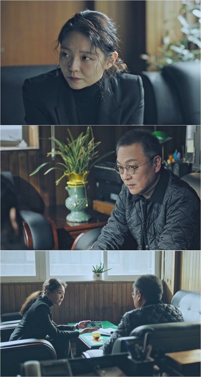 Esom and Kim Ui-Seongs tight a fight.On April 16, SBS gilt drama Taxi Driver (played by Oh Sang-ho/directed by Park Joon-woo) released the early-stage Large of Esom (played by Kang Ha-na) and Kim Ui-Seong (played by Jang Sung-chul) as the representative of the seasoned rainbow transportation.In the public steel, Esom and Kim Ui-Seong are playing a tight a fight with each others eyes facing each other.Esom is shooting Kim Ui-Seong with a meaningful look, while Kim Ui-Seong maintains a unique poker face.However, Kim Ui-Seongs expression is getting harder and more tense as if he was under pressure from Esoms hurling surprise attack.At the same time, I wonder what kind of conversation has been between the two.Meanwhile, Esom is questioning the whereabouts of Jo Hyeon-woo (played by Cho Do-cheol), a child sex offender who suddenly disappeared shortly after his release from prison.In addition, after a persistent investigation, Taxi, who burned Jo Hyeon-woo, has been replaced by another Taxi and has secured CCTV images of the dragons vehicle.Among them, Esoms unstoppable move to Kim Ui-Seong, the leader of Rainbow Transport, who kidnapped Jo Hyeon-woo, is caught and attention is paid to future development.Here, Esom, who had his first meeting with Lee Je-hoon (played by Kim Do-gi), meets with the experienced Kim Ui-Seong in person and wonders what superpowers he will have.Furthermore, there is interest in whether Esom will be able to find clues to the disappearance of Jo Hyeon-woo by a back-up investigation that slowly tightens the rainbow dark heroes.