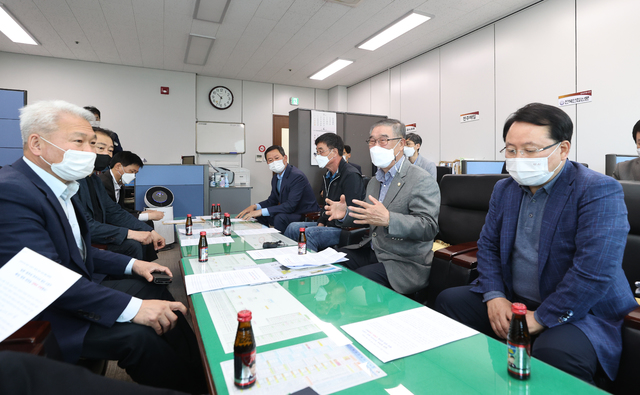 16일 진남근 의장(오른쪽 두번째)을 비롯한 임실군의회 의원들이 임실군청 브리핑실을 방문, '후쿠시마 원전 오염수 해양 방류 결정 관련 결의문'을 발표하고 있다. *재판매 및 DB 금지