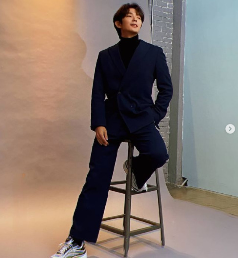 Actor Lee Joon-gi has been giving fans a recent update.On the afternoon of the 16th, Lee Joon-gi posted photos and videos on his personal Instagram with the words Lets meet together tomorrow.Inside the picture is Lee Joon-gi, who is shooting a picture.In the video, Lee Joon-gi, who seems to be sleepy, is drawing V for fans.In the photos and videos, Lee Joon-gis trademark jaw line was visible.Meanwhile, Lee Joon-gi was born on April 17, 1982 and is born tomorrow.In Season 2 of Naver NOW Dream (DREAM), which will be broadcast tomorrow, sole host Lee Joon-gi will communicate and communicate with fans in real time.Lee Joon-gi Instagram