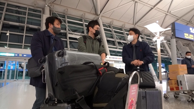 JTBC 취재진이 인천 공항에서 출국 절차를 밟고 있다