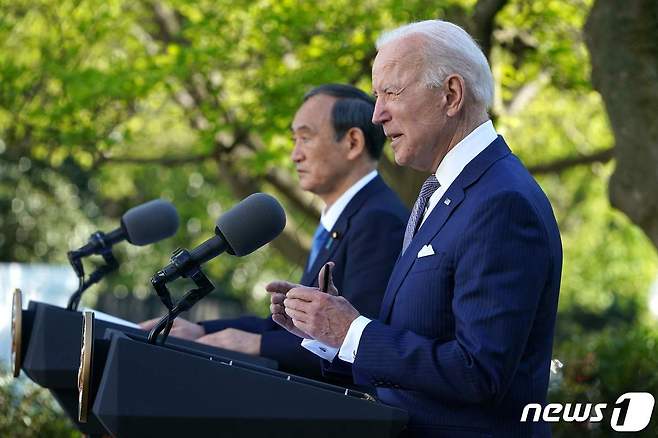 조 바이든(오른쪽) 미국 대통령과 스가 요시히데 일본 총리가 16일(현지시간) 오후 백악관 로즈가든에서 기자회견을 하고 있다. © AFP=뉴스1 © News1 최종일 기자