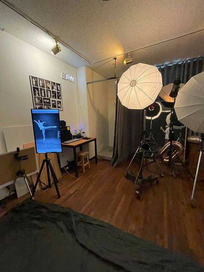 임혜영씨가 발레 프로필 사진 촬영 중 찍은 셀프 사진관 전경. 카메라와 조명, 모니터 등이 보인다. /독자 제공