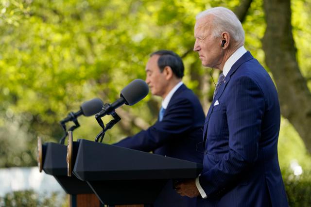 조 바이든(오른쪽) 미국 대통령과 스가 요시히데 일본 총리가 16일 백악관에서 정상 회담을 마치고 로즈가든으로 장소를 옮겨 공동 기자회견을 하고 있다. 워싱턴=AP 뉴시스