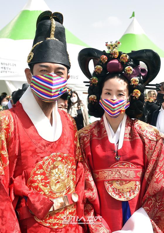 Kim Dae-hee and his wife attended the opening ceremony of Park Sul-nyeos Hanbok Going: Korean Wave Fashion Show that Impresses the World held at the Daegu Gyeongbuk Institute of Science and Tech Sangju Hamchang-eup Korea Hanbok Promotion Agency on the afternoon of the 17th.Photo: Park Sul-nyeo Hanbok is offered