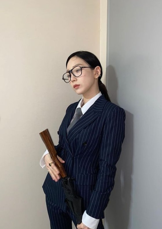 Singer Taeyeon encouraged the shooter of Amazing Saturday.Taeyeon posted several photos on his SNS on the 17th with an article entitled Manners maketh man #Amazing Saturday.The photo shows Taeyeon styling with striped suits, Jangwoosan, and black horn glasses.The movie Kingsman reminds me of the dress and the chic yet dandy atmosphere attracts attention.Fans who encountered the photos responded such as Oh cool, Taeyeon makes Amazing Saturday, Kingsman + Tanggu = Tangsman.On the other hand, TVN entertainment Amazing Saturday - Doremi Market, which Taeyeon is appearing on, is broadcast every Saturday at 7:40 pm.