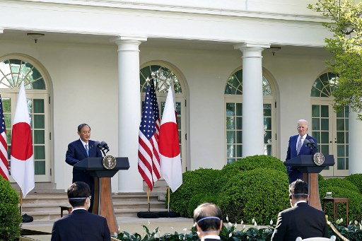 스가 요시히데 일본총리(왼쪽)과 조 바이든 미국 대통령이 16일(현지시간) 백악관에서 정상회담 후 공동 기자회견을 갖고있다/사진=afp
