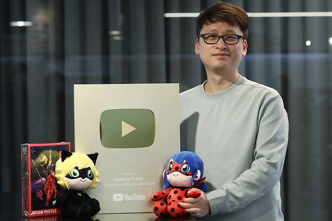 애니메이션 '레이디버그' 글로벌 인기 (서울=연합뉴스) 강민지 기자 = 김영철 삼지애니메이션 스튜디오C팀 부장이 서울 강남구 삼지애니메이션에서 '레이디버그' 캐릭터 제품과 유튜브 골드버튼을 보이고 있다. 2021.4.17 mjkang@yna.co.kr
