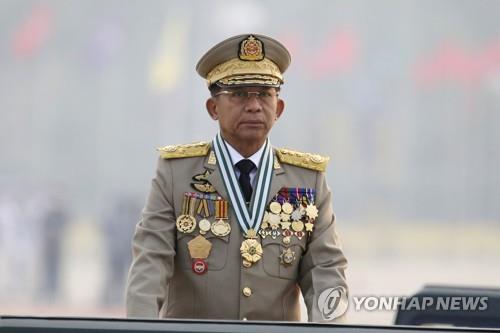 군사 퍼레이드 사열하는 흘라잉 미얀마군 최고사령관 [AP=연합뉴스 자료사진]