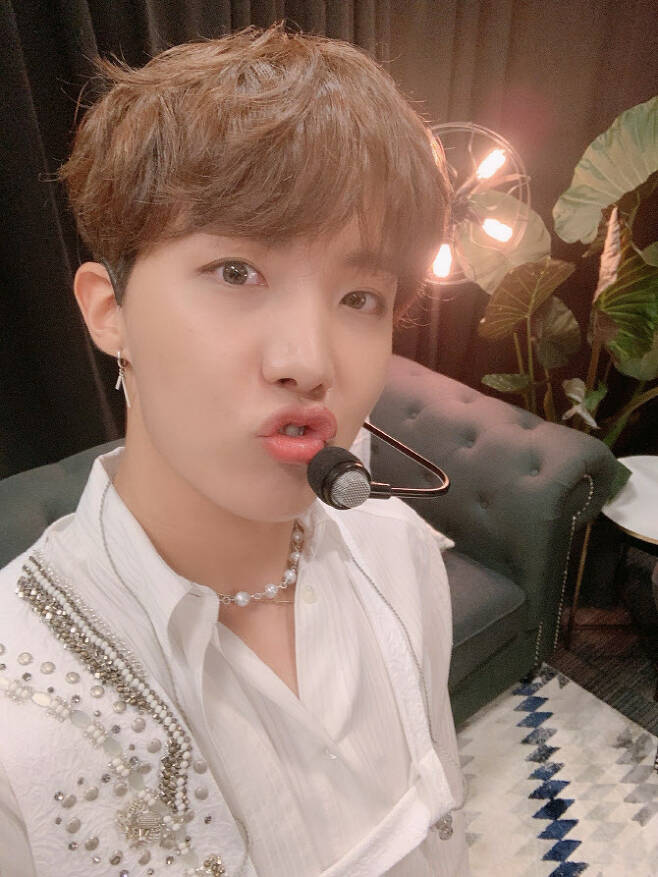 The group BTS (BTS) J-Hope made the impression that it finished Bangbangcon 21.J-Hope recalled the past days of breathing with a lot of audiences through a stadium tour, posting photos of Brazil Sao Paulo Venues on the official BTS Twitter on the 18th.The fans who encountered J-Hopes writings also responded enthusiastically, If you meet at the Venues soon, Thank you for giving me the experience in the Venues for a while, and Meet me at the Venues again.BTS held an online streaming festival Bangbangcon 21 (BTS Concert 21) for 8 hours through the official YouTube channel Bangtan TV from 3 pm on the 17th.The maximum number of concurrent users was more than 2.7 million.A total of three performances were screened at Bangbangcon 21.The first performance was the second solo concert live of BTS, 2015 BTS LIVE TRILOGY: EPISODE I. BTS BEGINS.Members who appeared in uniforms with bags recalled old memories with a stage of brilliance and lush charm such as No More Dream, Tomorrow, Like, Hormon War and Born Singer starting with JUMP.The second performance was BTS fifth official global fan meeting bts 5TH MUSTER [MAGIC SHOP] held in Busan in June 2019.Under the theme of Music and Healing Magic Shop of BTS, which is heard when comfort is needed, BTS listened to the members application songs and shared their troubles sent by fans, offering special performances.From 3!, We Are Bulletproof Pt.2, Ma City, and Boy With Luv, 19 songs were opened to the heat of the room.The third performance was bts WORLD TOUR LOVE YOURSELF: SPEAK YOURSELF held in Brazil Sao Paulo in May 2019.BTS showed intense live performances with Dionysus and Not Today stages, and hit songs such as IDOL, FAKE LOVE, MIC Drop remix, Best Of Me, So What, Soul Space and so on and unit stage were unfolded.