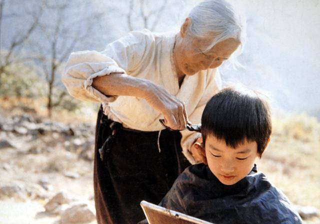 영화 '집으로' 속 김을분(왼쪽) 할머니와 배우 유승호. 한국일보 자료사진