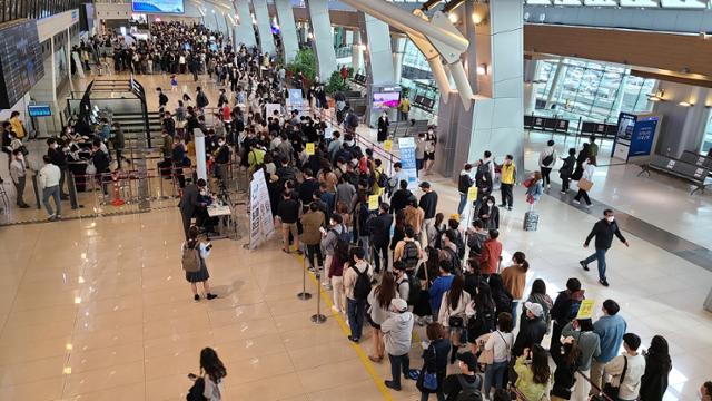김포국제공항 국내선 청사 3층 출발장에 17일 오전 이용객들이 붐비고 있다. 이유지 기자
