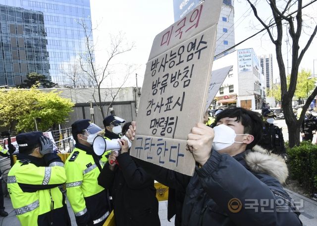 18일 서울 종로구 일본대사관 입주 건물 앞에서 일본 방사능 오염수 방류 저지 대학생 긴급농성단이 기자회견을 열고 대사관을 향해 구호를 외치고 있다.