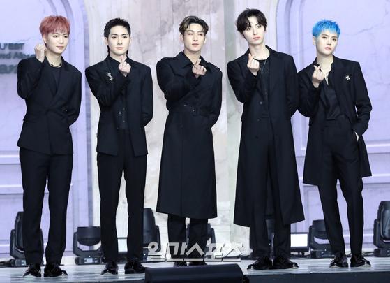 NUEST (NUEST) held a showcase commemorating the release of its second album, Romanticize, at Yes24 Rible Hall in Gwangjang-dong, Gwangjin-gu, Seoul on the afternoon of the 19th.Members of the NUEST (JR, Aaron, Baekho, Minhyeon and Rennes) pose in Photo Time.